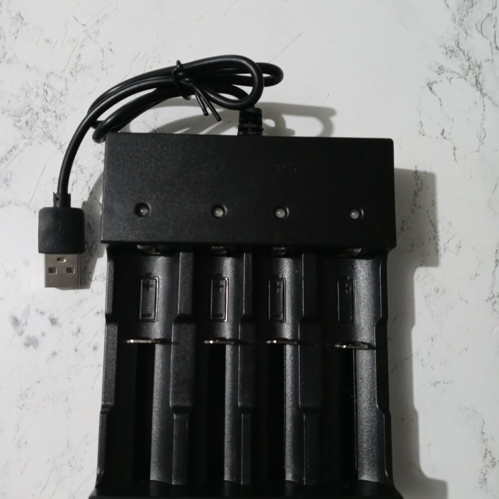 ZHONGSHAN HAIZHIMEI ELECTRONICS 4-Bay Battery Charger 818-Usb For 3.7V Recharg.. - Picture 1 of 2